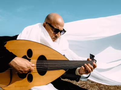 Na festival med drugim prihaja Dhafer Youssef, tunizijski pevec in virtuoz na bližnjevzhodni &raquo;lutnji&laquo; F arhiv festivala Glasbe sveta