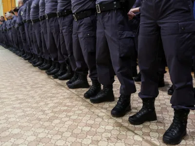 - simbolična fotografija - Policija - pomožni policist - policijska uniforma <br><br><br> - 03.02.2017 - Policijska akademija Tacen - Svečana zaprisega 1. generacije pomožnih policistov - pomožni policisti in policistke razporejeni v matične enote, ki bodo ob morebitnem vpoklicu izvajali policijska pooblastila.   //FOTO: Luka Cjuha.