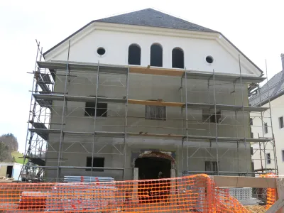 Na Tavčarjevi domačiji trenutno poteka obnova gospodarskega poslopja.