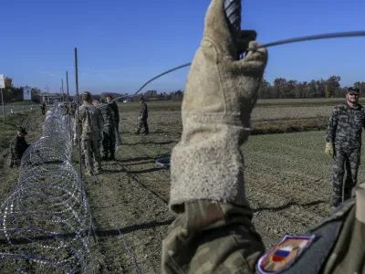 Od podjetja Mensel so na Dkom zahtevali, naj dokaže, da imajo na zalogi &raquo;85 stebrov, 85 svedrov, 80 panelov, določeno količino napenjalne žice (končertine)&nbsp;..., vse od proizvajalca Legi&laquo;, je razvidno iz dokumentacije, ki smo jo analizirali na Dnevniku.