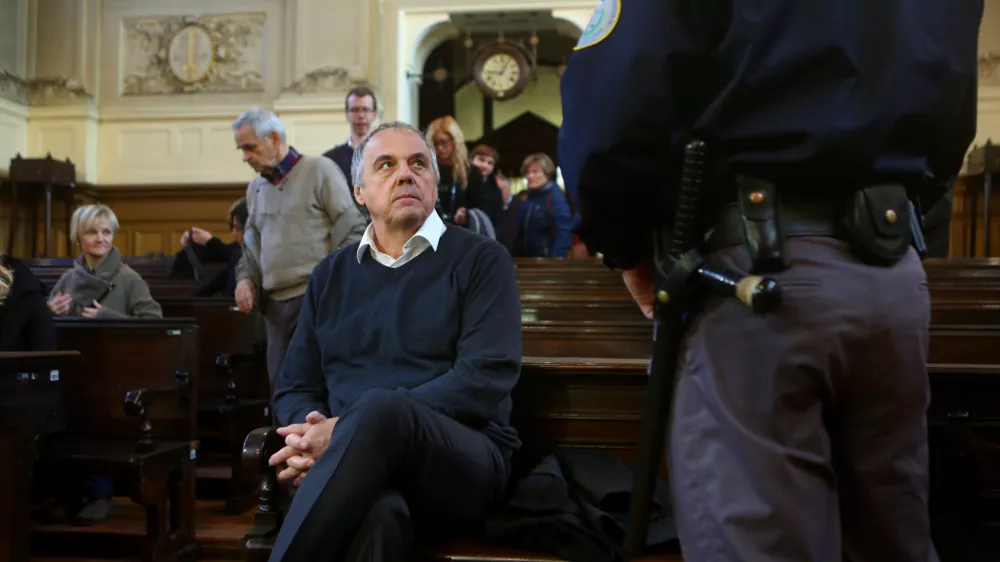 Milko Novič na sodi&scaron;ču- 11.11.2015 - sojenje zoper Milka Noviča, obtoženega umora direktorja Kemijskega in&scaron;tituta Janka Jamnika - Jamnika so ustrelili 16. decembra 2014, ko se je pripeljal na parkirni prostor gostinskega lokala na ljubljanskem Viču, vozilo zaklenil in se odpravil proti lokalu. Storilec je Jamniku pri&scaron;el za hrbet in ga dvakrat, brez opozorila, ustrelil v glavo.//FOTO: Bojan Velikonja