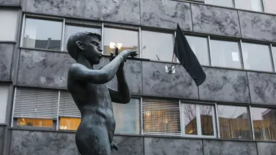 17.12.2021. - Simbolična fotografija - Deček s pi&scaron;čalko pred stavbo RTV Slovenija je delo kiparja Zdenka Kalina. (1. maj 1946) - pastirček je simbol TV Slovenija - RTV SLO in črna zastava.//FOTO: Bojan Velikonja