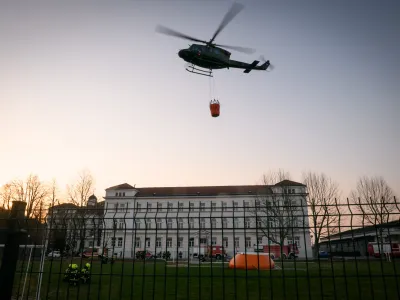 Ljubljana, Sentvid.<br>Na Sentviskem hribu na obrobju Ljubljane je popoldne izbruhnil pozar. V Gasilski brigadi Ljubljana za gasenje uporabljajo helikopter.