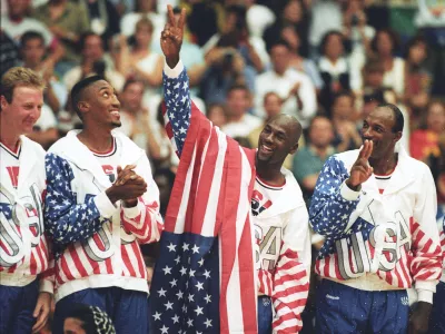 Ameri&scaron;ka ko&scaron;arkarska rerpezentanca (od leve Larry Bird, Scottie Pippen, Michael Jordan in Clyde Drexler) je bila glavna atrakcija na olimpijskih igrah leta 1992 v Barceloni.

&nbsp;

&nbsp;

&nbsp;