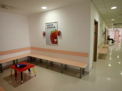 Zdravstveni dom Vič v Ljubljani- čakalnica - zdravniki so za eno uro odložili delo- 22.04.2015 -  protest zdravnikov - enourna opozorilna stavka, ker vlada do sedaj ni sprejela standardov in normativov, želijo tudi povprečno plačo v vi&scaron;ini trikratne povprečne slovenske plače. Če njihove zahteve ne bodo padle na plodna tla, za 28. maj napovedujejo celodnevno opozorilno stavko.- protest - zdravniki -   //FOTO: Tomaž Skale