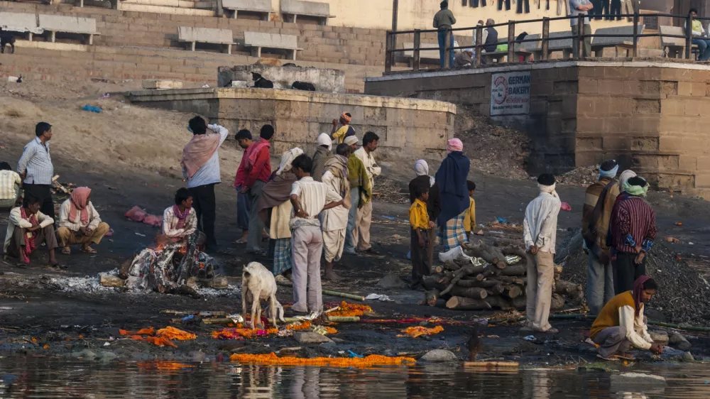 Zadnje slovo na bregu svete reke Gange, Indija