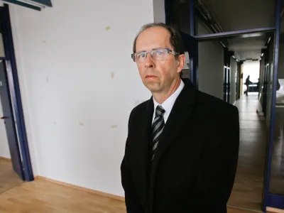 dekan Ekonomske fakultete Du&scaron;an Mramor- deložacija doktorskih &scaron;tudentov 2013 - &scaron;tudenti Ljubljanske ekonomske fakultete izpraznili prostore, ki so jih uporabljali za izvajanje rednega bolonjskega doktorskega &scaron;tudija v stavbi Mednarodnega centra za promocijo podjetij (ICPE), Dunajska cesta 104      //FOTO: Tomaž Zajel&scaron;nik