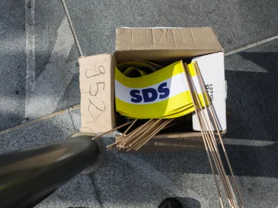 Stranka SDS.- 12.10.2022 &ndash; Predaja in izjava za medije zbranih podpisov stranke SDS pod zahteve za razpis referendumov o zakonih o vladi, RTVS in dolgotrajni oskrbi //FOTO: Bojan Velikonja