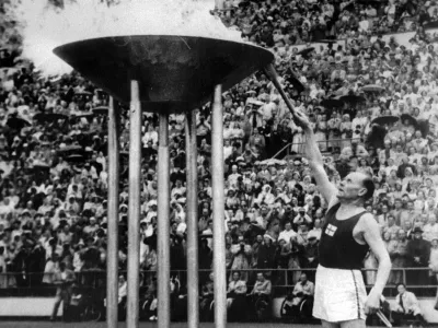 Paavo Nurmi je na olimpijskih igrah leta 1952 v Helsinkih prižgal olimpijski ogenj.

&nbsp;

&nbsp;

&nbsp;