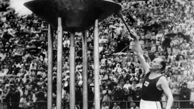 Paavo Nurmi je na olimpijskih igrah leta 1952 v Helsinkih prižgal olimpijski ogenj.

&nbsp;

&nbsp;

&nbsp;