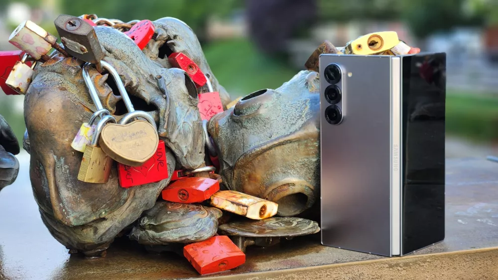 Galaxy z fold6 je z uvedbo nekoliko bolj ostrih robov postal naprava resnej&scaron;ega videza. Tudi sicer je trg zanjo zlasti med poslovneži.