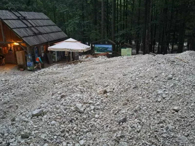 Takole je kamenje že drugič v &scaron;tirinajstih dneh zasulo obračali&scaron;če pri poti do slapa Rinka.

&nbsp;