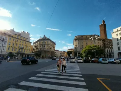 Trg Oberdan je lahko izhodi&scaron;če tudi do sodne palače na Trgu Foro Ulpiano kjer so bili v času fa&scaron;izma in nacizma zaprti in mučeni mnogi Slovenci.
