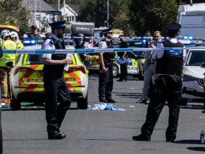 Na kraju krvavega napada, v katerem sta umrla dva otroka, &scaron;e &scaron;est pa je v kritičnem stanju, je bilo polno policije, gasilcev in re&scaron;evalcev. Prizori okrvavljenih deklic so jih močno pretresli. F dpa