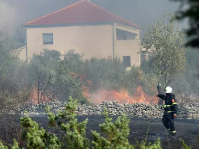 Pri &Scaron;ibeniku in Trogirju spet gori. Foto: FB Vatrogasci - 193