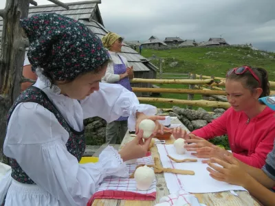 V nedeljo se bo pred Preskarjevim muzejem na Veliki planini že tradicionalno odvijal dan trniča.