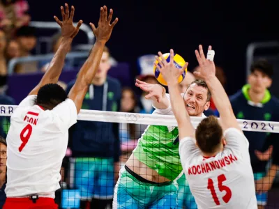 Za Tončka &Scaron;terna (v zelenem dresu) in slovenske soigralce je bil poljski blok v četrtfinalu olimpijskih iger previsok. Foto: STA