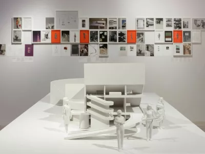 Vizualna umetnica Ala Younis se v svojem delu Načrt za Bagdad z okolico (2015) poglablja v ideolo&scaron;ke povezave ira&scaron;kih stavb in spomenikov, skozi katere raziskuje korenine in razvoj sodobne arabske identitete. Foto: Tim Bowditch, Delfina Foundation in Art Jameel