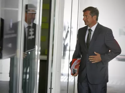 minister za zunanje zadeve Karl Erjavec- Vlada združuje &scaron;tiri organe znotraj kmetijskega ministrstva - na seji je sprejela predlog zakona, s katerim se bodo &scaron;tirje obstoječi organi združili v Upravo za varno hrano, veterinarstvo in varstvo rastlin//FOTO: Bojan Velikonja