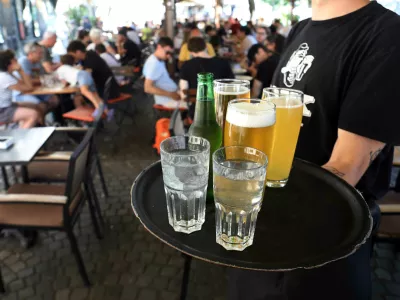 V Zvezi potro&scaron;nikov Slovenije menijo, da gostinci z gesto brezplačnega kozarca vode iz pipe, ki je prijazna do ljudi in okolja, postavljajo tudi zgled gostoljubnosti in ozave&scaron;čenosti. Foto: Tomaž Skale
