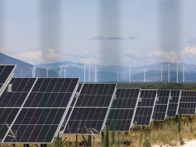 - Vetrna elektrarna, obnovljivi viri energije.- 24.07.2024. - Sončna elektrarna Ljubač v bližini Knina na Hrva&scaron;kem v lasti Petrola. V ozadju vetrna elektrarna Pađene.//FOTO: Bojan VelikonjaOPOMBA: ZA OBJAVO V OBJEKTIVU!!!!