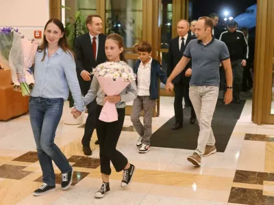 Družina Dulcev po prihodu na letali&scaron;če v Moskvi. / Foto: Reuters