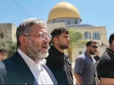 Izraelski minister za nacionalno varnost Itamar Ben-Gvir je včeraj skupaj z okoli tisoč naseljenci vdrl v kompleks Sveti&scaron;če na skali v starem mestnem jedru Jeruzalema. Na tretjem najsvetej&scaron;em kraju islama, pod katerim so ostanki drugega judovskega templja, je zahteval pravico do molitve za vse Jude. Foto: Reuters