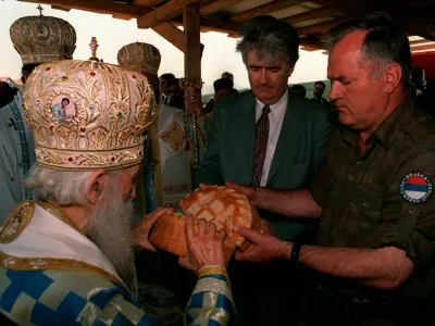 Ratko mladić (na fotografiji desno)