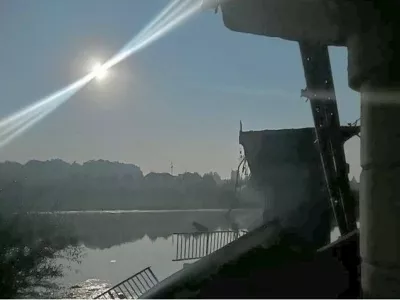 Poru&scaron;eni most čez reko Sjam.