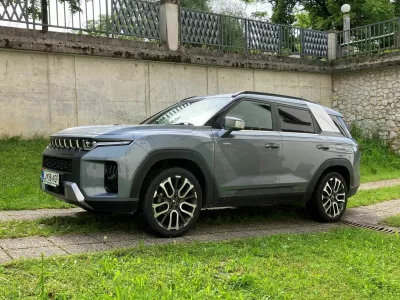 Torres je že na prvi pogled videti kot avto s terensko nravjo. Je zmogljiv, prostoren, dobro serijsko opremljen, a tudi potraten z gorivom.&nbsp;Foto: Matej &Scaron;takul