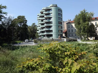 Občinski prostorski načrt kaže, da bo pot mimo Elipse nekoč podalj&scaron;ana do soseske na Mesarski cesti. Namenjena bo pe&scaron;cem in kolesarjem. Foto: Tomaž Skale