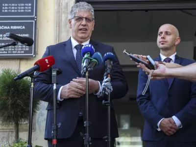 Notranji minister Bo&scaron;tjan Poklukar (desno ribni&scaron;ki župan Samo Pogorelc) se je zavzel za tesnej&scaron;e sodelovanje lokalnih oblasti z Zvezo Romov Slovenije. Foto: Jaka Gasar