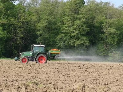 kmetijsko zemlji&scaron;če, njiva, traktor, oranje. Foto: Tatjana Pihlar 