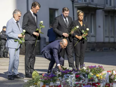 From left, Herbert Reul, Minister of the Interior of North Rhine-Westphalia, Hendrik W&uuml;st, Minister President of North Rhine-Westphalia, German Chancellor Olaf Scholz, Tim Kurzbach, Mayor of Solingen, and Mona Neubaur, Deputy Minister President of North Rhine-Westphalia lay flowers, near the scene of a knife attack, in Solingen, Germany, Monday, Aug. 26, 2024. (Thomas Banneyer/dpa via AP)
