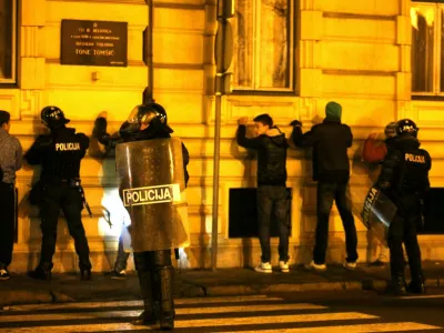 policija - mladoletniki - huligani - aretacija - spominska plo&scaron;ča ilegalna tiskarna NOB Tone Tom&scaron;ič - Ljubljana 2012 - protest proti politični in županski eliti v Sloveniji 2012 - GOTOVI SO! - //FOTO: Luka Cjuha