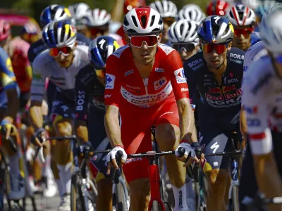 Glavnina, v kateri je bil brez težav tudi Primož Roglič (v majici mo&scaron;tva Red Bull), si je privo&scaron;čila prost dan na kolesu. Foto:&nbsp;Unipublic, A.S.O.