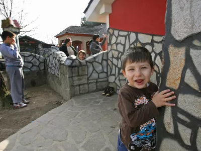 - romi - romski otroci - otrok - - 20.01.2016 - Romsko naselje Oaza v občini Grosuplje - //FOTO: Tomaž Skale 