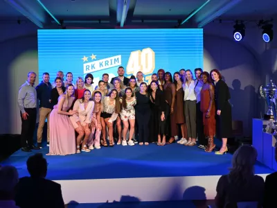 Ob koncu prireditve v Ljubljani je Krim Mercator predstavil tudi igralski in strokovni kader za tekmovalno sezono 2024/25. Foto:&nbsp;Nik Erik Neubauer