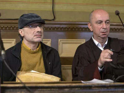 Michela Stephana pravosodni policisti vozijo na sodi&scaron;če iz zapora na Dobu, kjer prestaja osemletno zaporno kazen. Ob njem je zagovornik Gorazd Fi&scaron;er. Foto: Matjaž Ru&scaron;t&nbsp;