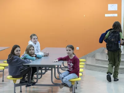 Z dana&scaron;njim dnem začenjajo veljati določbe posodobljenega zakona o osnovni &scaron;oli, ob teh pa novo &scaron;olsko leto prina&scaron;a tudi vrsto odprtih vpra&scaron;anj. Foto: Jaka Gasar