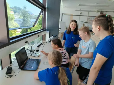  poletna &scaron;ola, laboratorijPodpis:Pridobljene vzorce so mladi znanstveniki dodatno analizirali v laboratoriju fakultete za varstvo okolja, kjer so jih pobliže pregledali s pomočjo stereolup in mikroskopa. Foto arhiv FVO