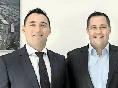 Daniel Tomljanović in Dean Per&scaron;ič, direktorja VV-Log