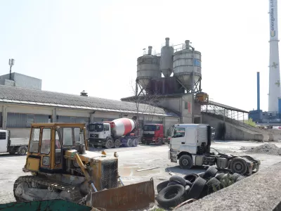 silosi- 17.04.2019 &ndash; Industrijska cona &Scaron;i&scaron;ka v Ljubljani &ndash; zemlji&scaron;če betonarne Salonit Anhovo, ki stoji poleg poslovne stavbe T-2 med Vodovodno cesto in Verov&scaron;kovo ulico kupila družba T-2 kjer želijo zgraditi najsodobnej&scaron;o telekomunikacijsko vozli&scaron;če - //FOTO: Jaka Gasar