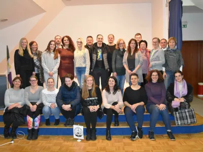 Članice in člani KUD Dvor na leto&scaron;njem občnem zboru. Vesna Može je v spodnji vrsti druga z desne. Foto: KUD Dvor