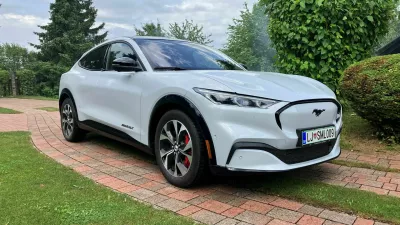 Oblika je velik adut mustanga mach-E, &scaron;portnega terenca s silhueto kupeja. Zmogljivosti so zgledne, nad dosegom se prav tako ne smemo pritoževati. Foto:&nbsp;Matej &Scaron;takul