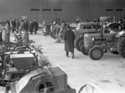 Sejem Kmetijske mehanizacije na Gospodarskem razstavi&scaron;ču: razstava in prodaja kmetijskih strojev in priključkov domačih podjetij in iz uvoza. Stroje so kupci lahko kupili tako v dinarjih kot v devizah.&nbsp;/ Foto: Marjan Ciglič, hrani Muzej novej&scaron;e in sodobne zgodovine Slovenije
