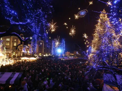 - Veseli december 2010 - prižiganje novoletne luči v sredi&scaron;ču prestolnice - svetlobna okrasitev mesta - začetek prazničnega decembrskega vzdu&scaron;ja na ljubljanskih ulicah - novoletno okra&scaron;ena Ljubljana //FOTO: Bojan Velikonja 