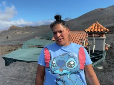 Septembra pred tremi leti je na kanarskem otoku la Palma izbruhnil vulkan Tajogaite in zasul 1345 hi&scaron;, 16 &scaron;ol, uničil več kot 100 delavnic, 75 kilometrov cest in 370 hektarjev vinogradov in nasadov banan. Med zasutimi domovi je tudi hi&scaron;a Amande Melian, ki je skupaj s soprogom in dvema otrokoma novo zgrajeno poslopje morala zapustiti le z najnujnej&scaron;im, kar so na hitro lahko vzeli s seboj. Prvih nekaj mesecev so stanovali pri sorodnikih, sedaj so v montažni hi&scaron;i, s katero jim je pomagala vlada kanarskih otokov. V njej se nekako ne počutijo doma, in Melianova je že pred časom zaprosila lokalne oblasti, naj odstranijo lavo, da bi preučila možnost obnove njenega doma. Zaenkrat od njih ni prejela &scaron;e nobenega odgovora, je pa njena do zgornjega nadstropja zasuta hi&scaron;a z zelenimi okni postala prava instagram senzacija. &raquo;Slavna&laquo; je postala zaradi fotografije priznanega Emilia Morenattija, s katero si je pri ameri&scaron;ki reviji Times prislužil naziv najbolj&scaron;e fotografije leta. Melianovi že takrat ni bilo najbolj prav, da drugi služijo nagrade na njeni nesreči, a ko so se k njeni hi&scaron;i zasuti z lavo začele zgrinjati trume turistov z namero, da sliko njene nesreče objavijo na instagramu, ji je dokončno počil film. Hi&scaron;o je prekrila z veliko plastično ponjavo, prepričana, da se nihče ne sme naslajati nad njeno nesrečo.