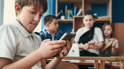 mobilni telefon, &scaron;ola, učenci / Foto: Svitlana Hulko