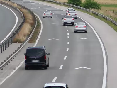 Na nekaterih odsekih avtocesti na ustrezno varnostno razdaljo opominjajo pu&scaron;čice.